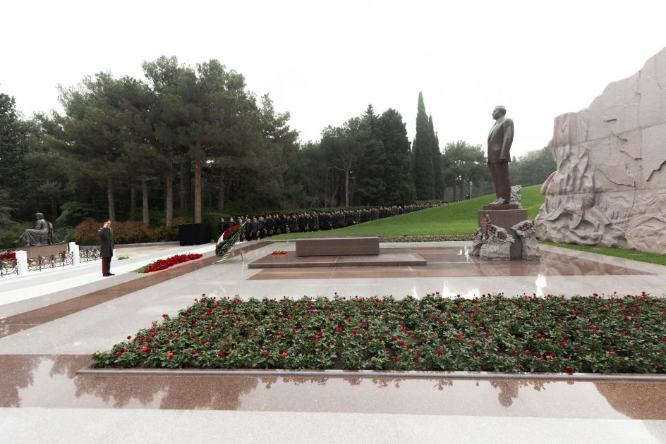 DİN-in əməkdaşları Fəxri xiyabanda Ulu Öndərin məzarını ziyarət ediblər